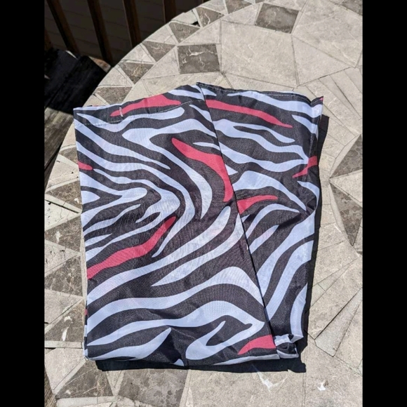Pink & black zebra print shower curtain w/matching hooks - Picture 3 of 3